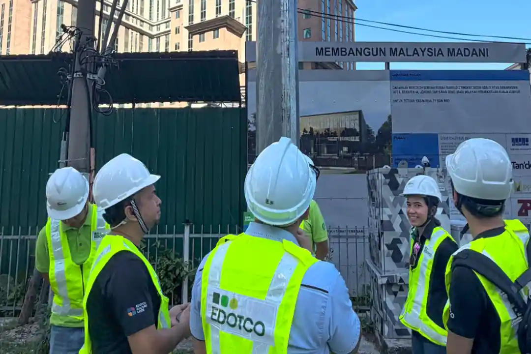 The installation of the SETARA outdoor air quality monitor in Kuala Lumpur